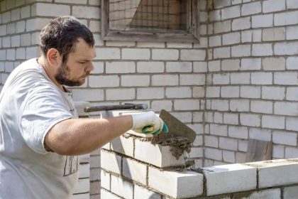 Jak murować ściany w piwnicy - zastosowanie bloczków betonowych lub cegły?